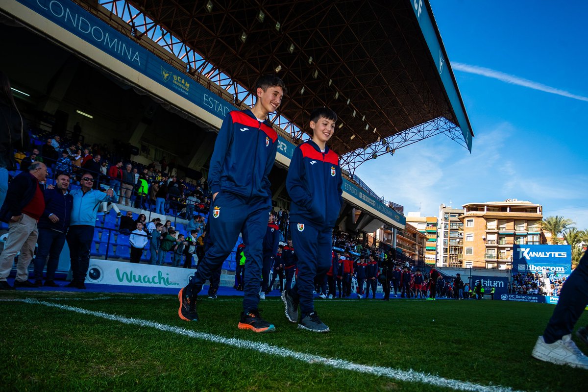 UCAMMurciaCF's tweet photo. 💙 En el descanso del #UCAMMurciaOrihuela fueron presentados los chicos y chicas que forman parte del @ADVistalegre, uno de nuestros clubes afiliados de esta temporada 2023/24. 

Todos ellos disfrutaron de este partido de Liga en las gradas del Estadio BeSoccer La Condomina. 

¡Gracias por vuestra visita y os deseamos mucha suerte para este curso! 👏🏻
