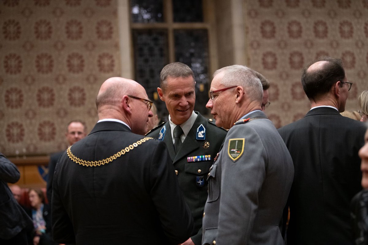 Attended Münster's New Year's reception with the Garrison Commander. Grateful for the invitation and opportunity to strengthen connections with the city. @HendrikWuest, PM of NRW, delivered an insightful keynote speech. Valuable conversations deepened our connection with #Münster
