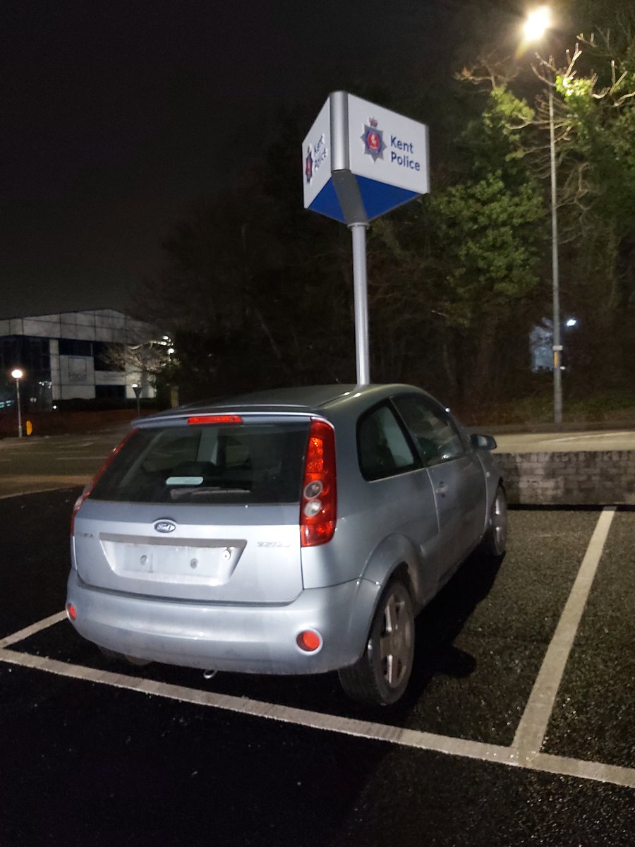 KentPolice7oaks's tweet photo. Teamwork from #Beat & #NTF Pc's resulted in this vehicle being stopped, Sunday. While the driver ran, he wasn't fast enough, being found in possession of several #Drugs & having no driving documents. With the car also on #FalsePlates, he had plenty to explain in custody. ^JP https://t.co/SdYLiaRQXp