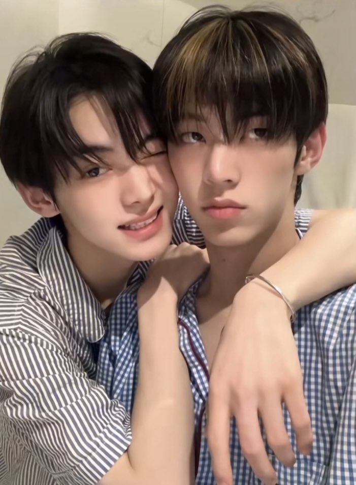 ทำไมไม่มองกล้อง งอน