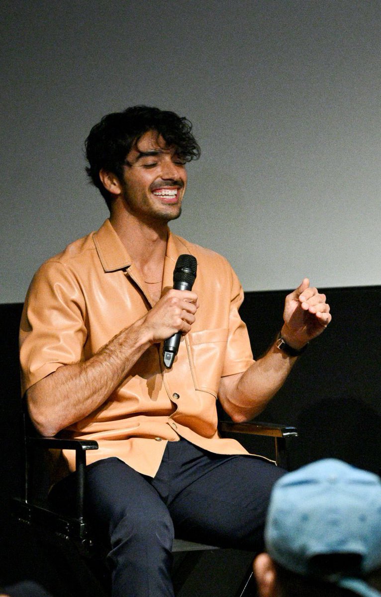 mrwrbot's tweet photo. HIS CURLS????!&amp;(@( https://t.co/qRjqBJvUEa