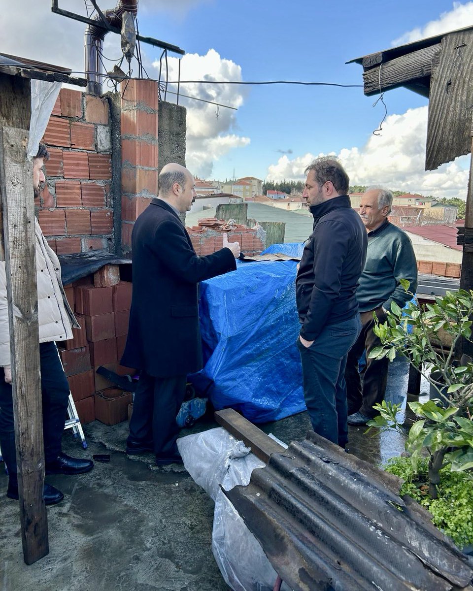 mozgurureten's tweet image. #İnkılap Mahallemiz Kocatepe Mevkiinde bugün yapılan yıkım alanında yaşayan #Ümraniye’li hemşehrilerimizi ziyaret ettik. Mahalle merkezinde on yıllardır yaşamlarını sürdüren, 2B tapu satışı ısrarla yapılmayan hemşehrilerimizin, mülkiyet ve tapu sorunlarına vakıfız. Çözeceğiz.