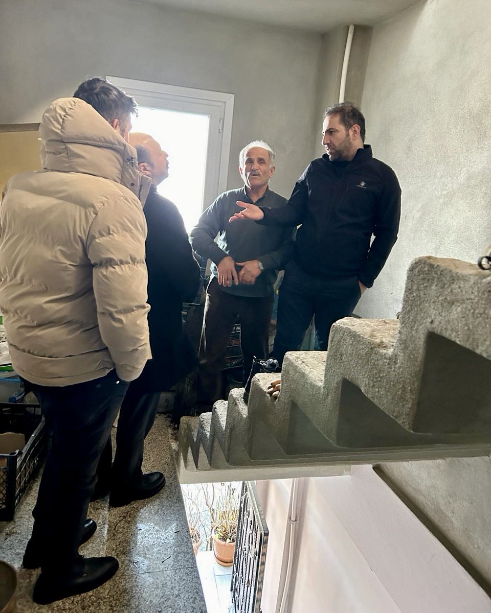 mozgurureten's tweet image. #İnkılap Mahallemiz Kocatepe Mevkiinde bugün yapılan yıkım alanında yaşayan #Ümraniye’li hemşehrilerimizi ziyaret ettik. Mahalle merkezinde on yıllardır yaşamlarını sürdüren, 2B tapu satışı ısrarla yapılmayan hemşehrilerimizin, mülkiyet ve tapu sorunlarına vakıfız. Çözeceğiz.