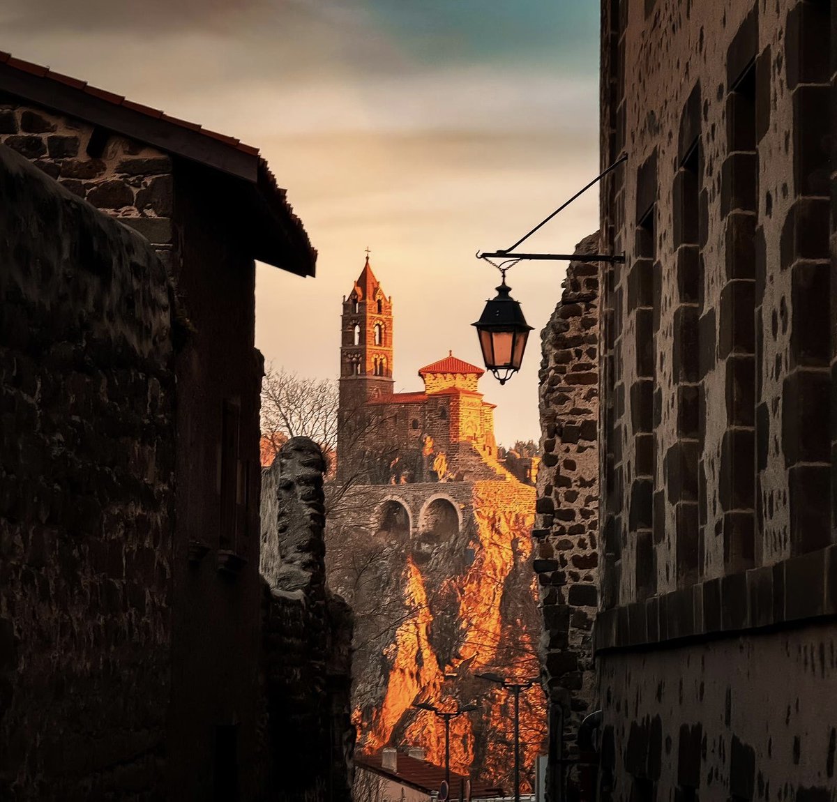 Lever de soleil 🌄 sur le Rocher Saint Michel depuis les ruelles du #lepuyenvelay #patrimoine #soleil