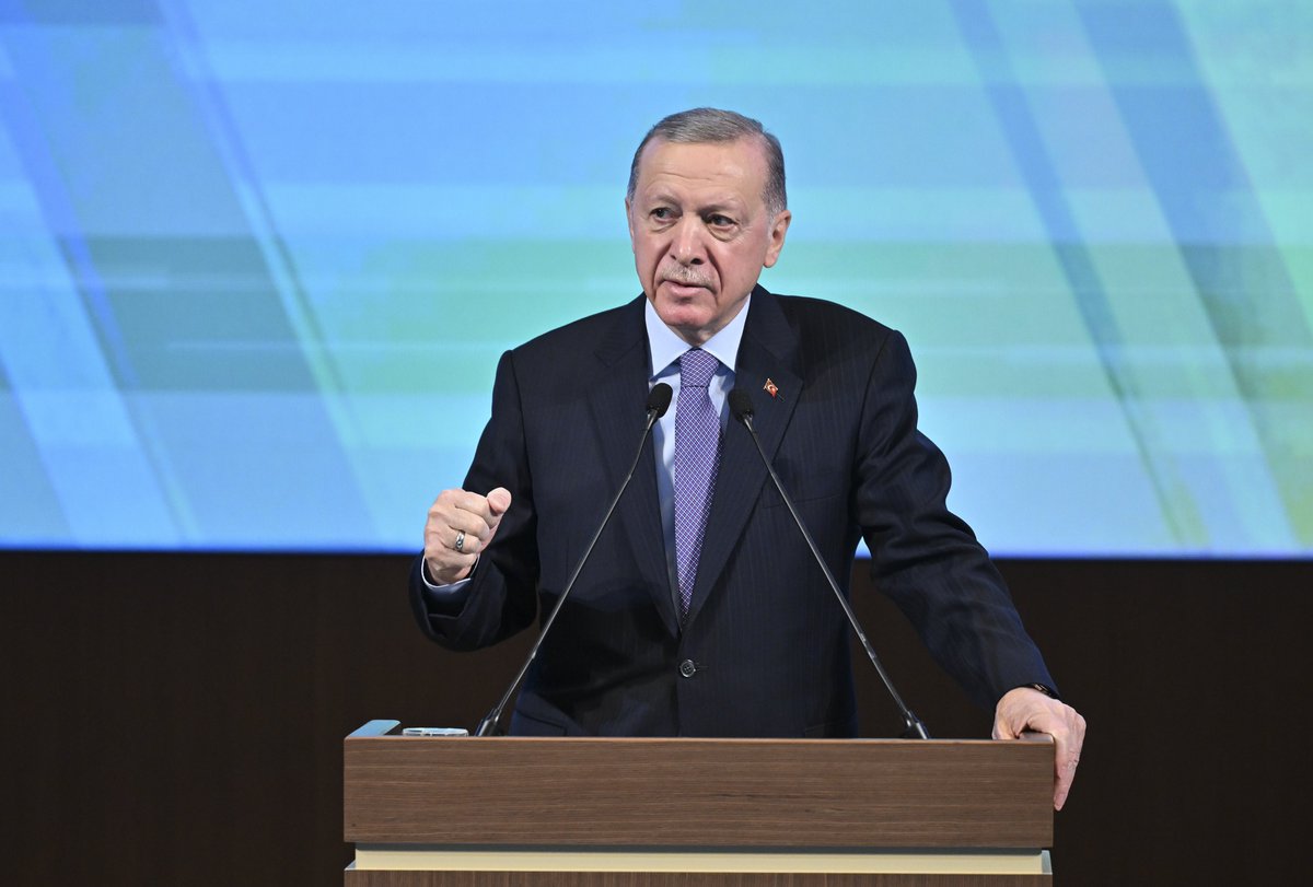 Akparti's tweet photo. Genel Başkanımız ve Cumhurbaşkanımız Recep Tayyip Erdoğan, AK Parti Kongre Merkezimizde Seçim Beyannamesi Tanıtım Toplantımıza katıldı. #GerçekBelediyecilik https://t.co/2TNQAx2DGm
