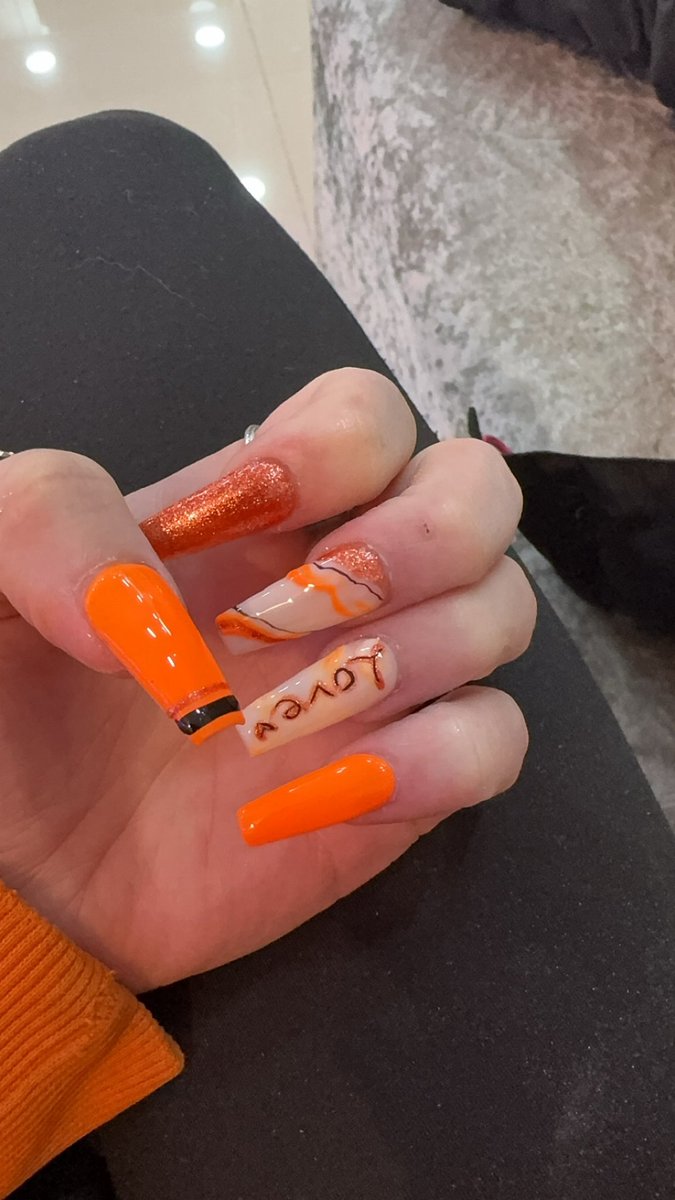 TrisheeOx's tweet photo. Love my new nails 🧡 https://t.co/YhxBd8SInA