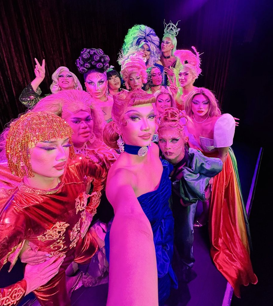 So happy I'm part of this. I love you sainyomga ate koo
<a href="/miss_chopsleek/">Miss Chop Sleek</a> @ohmysalmyy <a href="/Felicia_ding/">Felicia</a> @Gem_tasy @themaxi_monyeka <a href="/its_allynicole/">Ally Nicole 👑</a> <a href="/kieffynicole/">Kieffy Nicole ♡</a> <a href="/The_Emeralddd/">the_emerald</a> <a href="/faze/">FaZe</a> <a href="/LuluWaaang/">𝐃𝐉 𝐋𝐔𝐋𝐔 🎧</a> <a href="/thisisbubblepop/">Bubble Pop 🫧</a> @silkstonedoll <a href="/MargauxXKs/">Margaux Bertrand</a> ! #Dragcartel

 #dragdenph #dragraceph