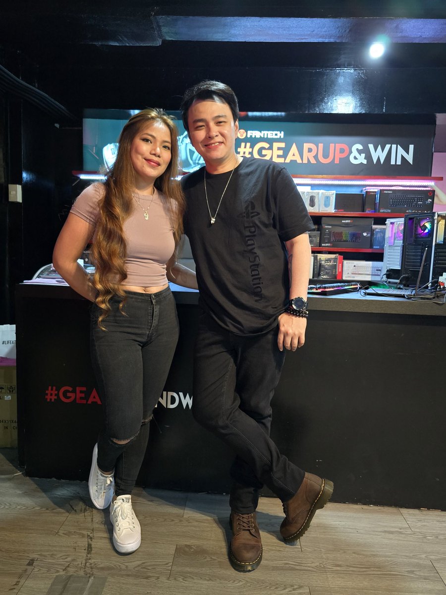 PerilloJay's tweet photo. Went to visit the Fantech Philippines office to meet the gorgeous #JangPONG! Good talk, and shempre good stuff....which I'll post a video of soon! Hulaan nyo anong product yun haha https://t.co/6DCXnk1lBp
