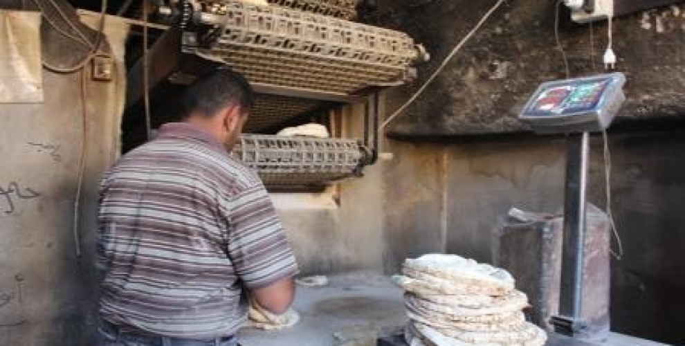 civaka_azad's tweet image. In Nordsyrien/#Rojava droht eine humanitäre Katastrophe. Durch die türkischen Angriffe auf die Infrastruktur der Region ist nun auch die Brotversorgung der Bevölkerung gefährdet. Die internationale Gemeinschaft ignoriert die Gefahr.