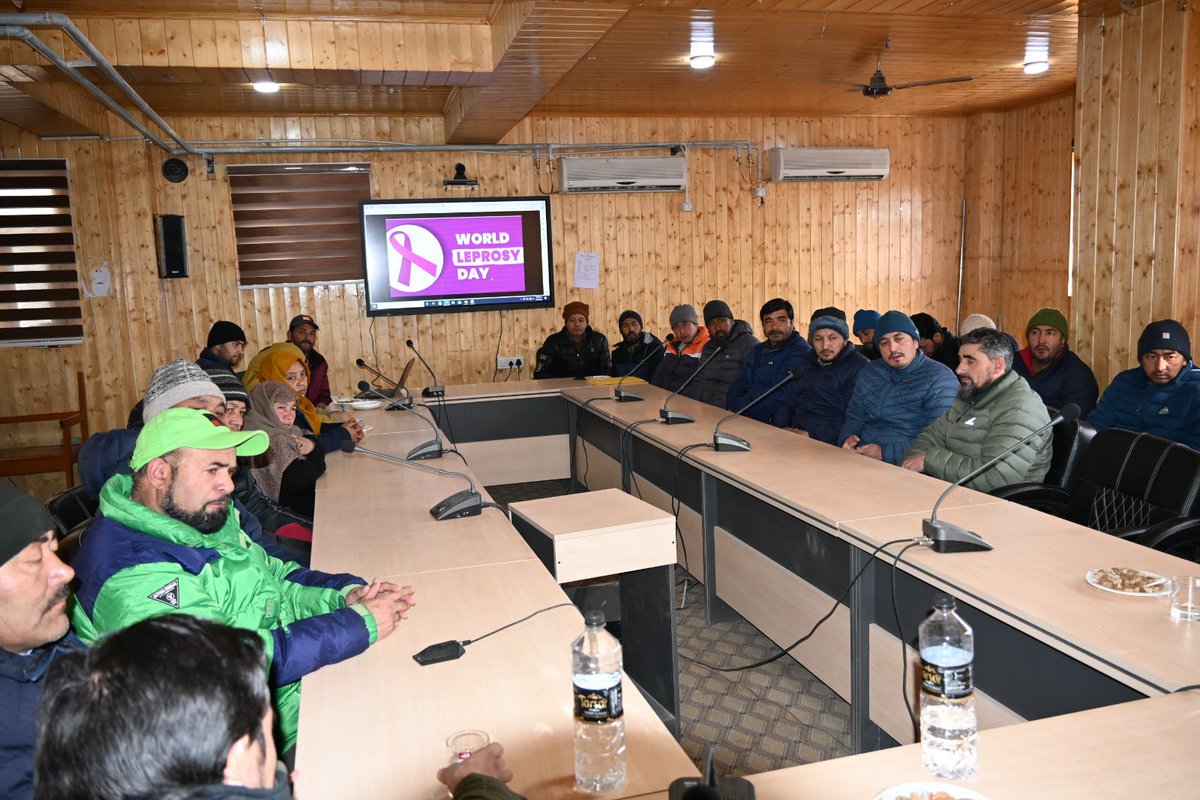 HealthKargil's tweet photo. World Leprosy day 2024 with a theme #EndingStigma, #EmracingDignity celebrates at CMO office Kargil.
#WorldLeprosyDay2024
@NhmLadakh @DIPR_Kargil @lg_ladakh https://t.co/w8K48RBzOk
