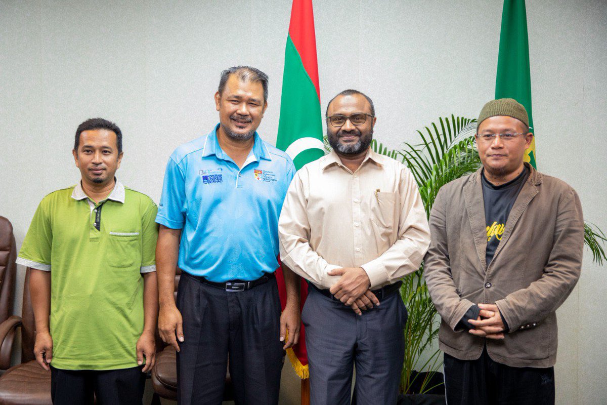 Minister of Islamic Affairs, Dr. Mohamed Shaheem, held a meeting with Ustaz Wan Hilmee, one of the most renowned Qaaris in Malaysia. The discussion centered around organizing a program to teach youths, Imams, and Qaaris the art of reciting the Qur'an with Tharannum.