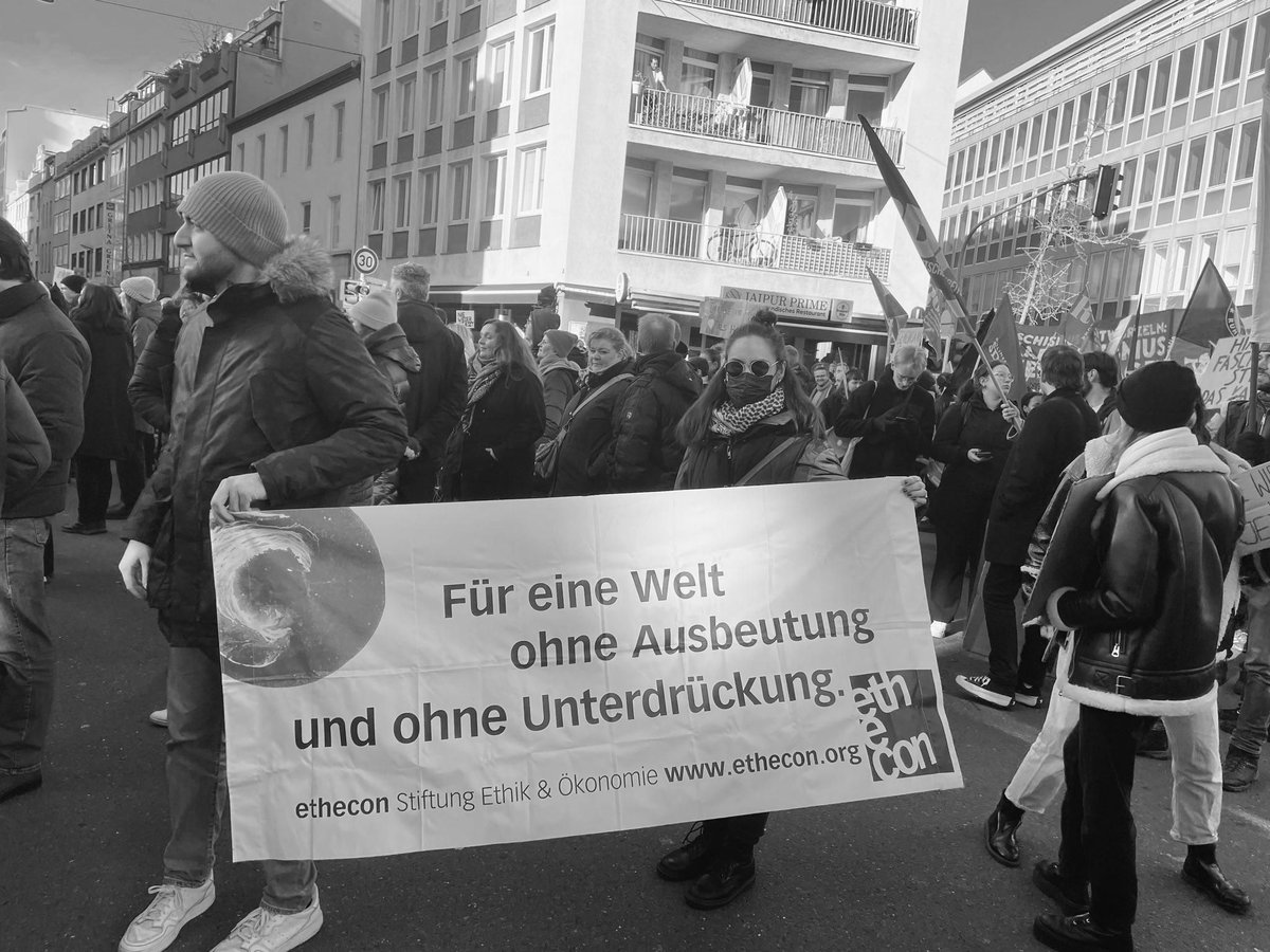 etheconstiftung's tweet photo. Auch wir sind auf der Straße um gegen Nazis zu demonstrieren.
Antifaschistischer Protest muss auch immer antikapitalistisch sein  und gegen die Macht der Großkonzerne und den dahinterstehenden  superreichen Großaktionär*innen gerichtet sein!https://t.co/FTc2DwdIGa https://t.co/6ZTXZAQyD1