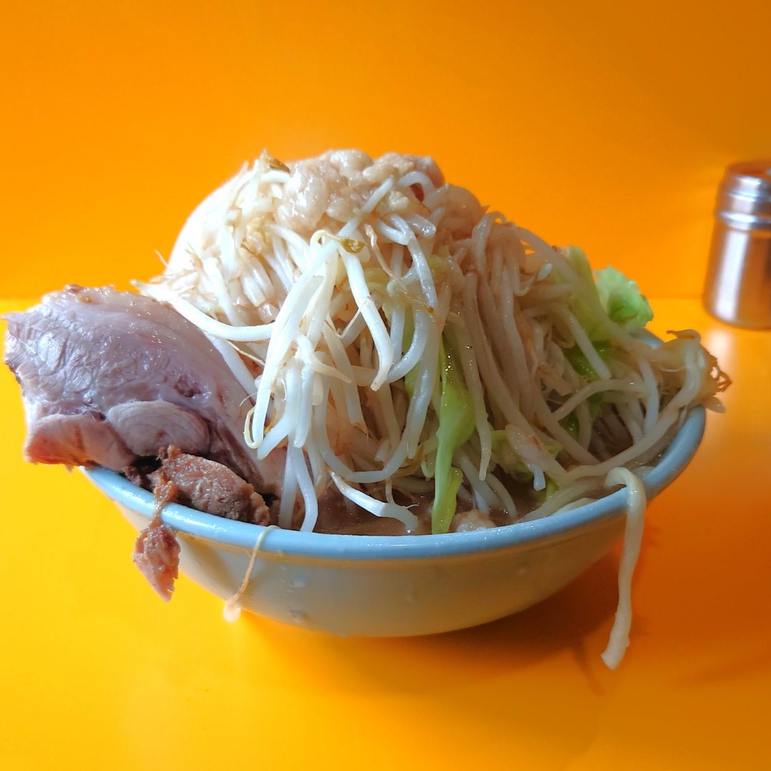 ramen__engineer's tweet photo. 店名：#ラーメン二郎八王子野猿街道店2
メニュー：小ラーメン 900円 (コール：全部)

2000年8月八王子にオープンした、二郎直系店で人気No.1と言えるくらいの名店✨
ボリューム満点神豚としょっぱうまいパンチのある乳化スープで至高の一杯でした🍜

詳しい情報はブログへ↓
https://t.co/iRYOpOXXEC https://t.co/JkRougWDc3