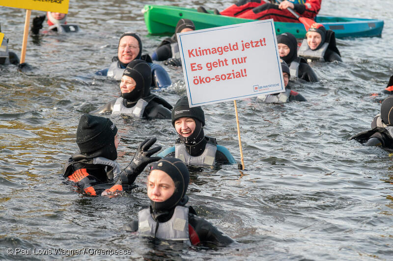 BaNeuwirth's tweet photo. Warum 50 Menschen heute aus Protest in die eiskalte Spree springen 🥶? Weil sich die Bundesregierung bislang weigert, das versprochene #Klimageld schnell einzuführen 😡. Damit setzt sie den gesellschaftlichen Rückhalt für Klimaschutz aufs Spiel!
 #Klimageld statt sozialer Kälte! https://t.co/Vforp10R6D
