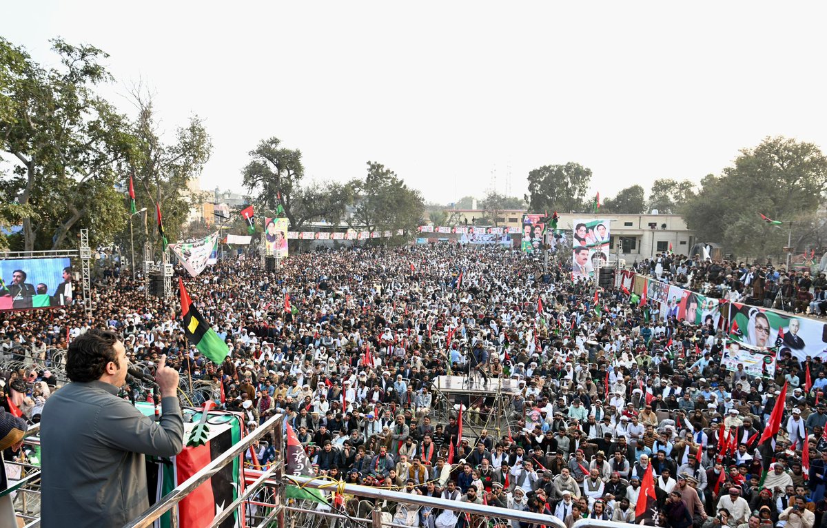 MediaCellPPP's tweet photo. چیئرمین پاکستان پیپلز پارٹی بلاول بھٹو زرداری پاکستان پیپلزپارٹی کے ضلع ڈیرہ اسماعیل خان کے حق نواز پارک میں انتخابی جلسہ عام سے خطاب کررہے ہیں۔
@BBhuttoZardari 
#چنو_نئی_سوچ_کو 
#DIKhanWithBilawal https://t.co/PbvmBElgro
