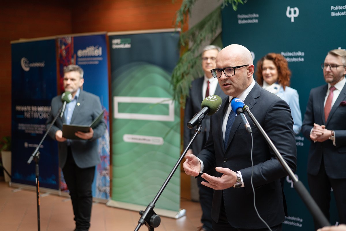 Sieć #5G uruchomiona na Politechnice Białostockiej jest jedną z pierwszych, która dzięki decyzji <a href="/UKE_GOV_PL/">UKE</a> działa na paśmie lokalnym. Powstała oddolnie w oparciu o rozwiązania wielu dostawców. To istota #OpenRAN – S. #Pietrzyk, prezes IS-Wireless.