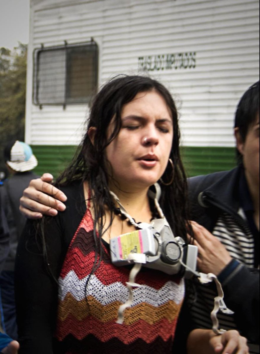 DraMLCordero's tweet photo. A la ministra @camila_vallejo se le olvidó cuando tenía 23 años y ocupaba como bandera de lucha las demandas estudiantiles movilizando a miles de jóvenes e incluso dejándolos sin clases. 
Hoy a sus 36 viviendo del Estado hace 10 años y estando en un cargo de poder se le olvidaron las causas que utilizó para llegar donde está, entre ellas, pagar la deuda histórica de los profesores y el fin del CAE sin mencionar la pésima calidad de la educación y que cada vez se hunde más. @evelynmatthei