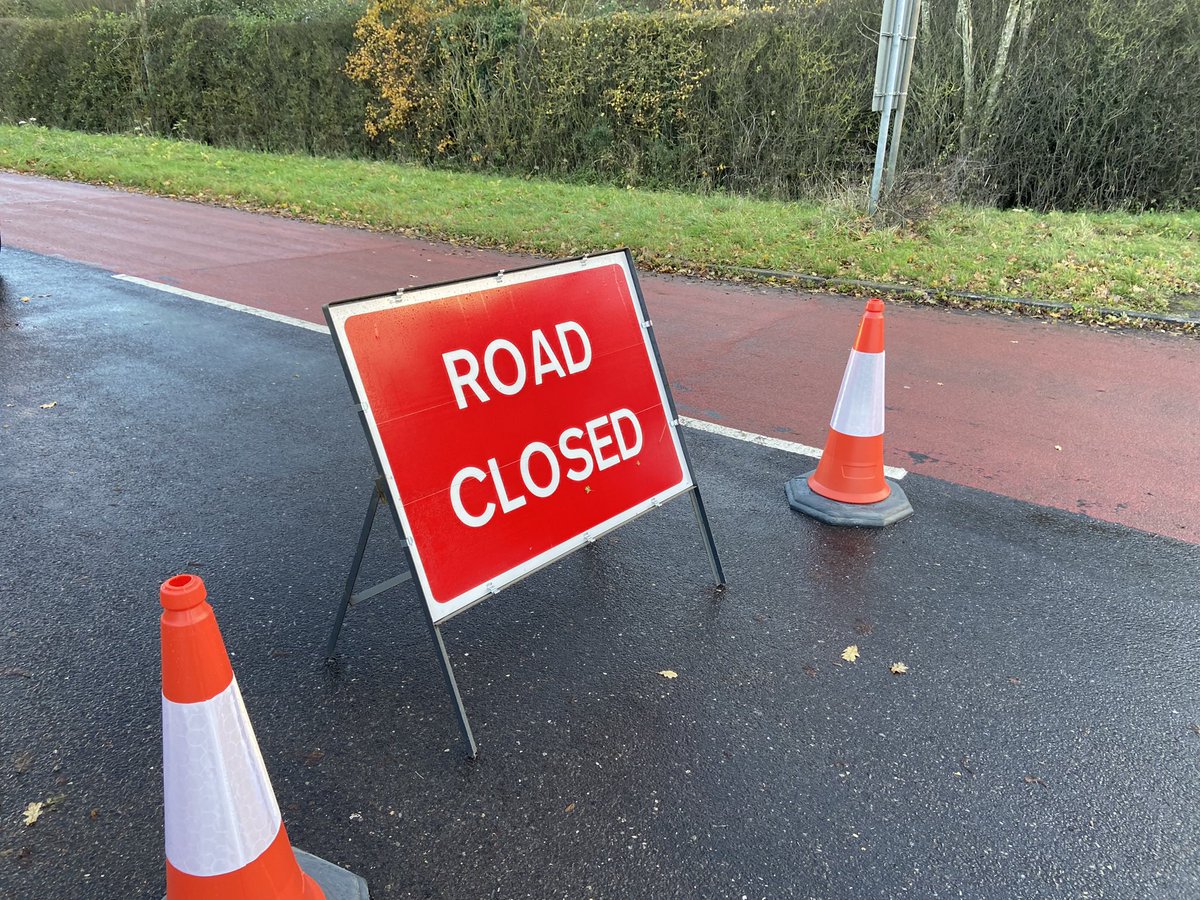 A few tips for driving in flood water.

If your vehicle has 4 wheels this is a car 🚘 

If your vehicle has a hull this is a boat 🚤 

Cars unlike boats don’t float or like water

Please don’t get mixed up as you travel around you may not
finish your journey.

Obey the signs 🪧