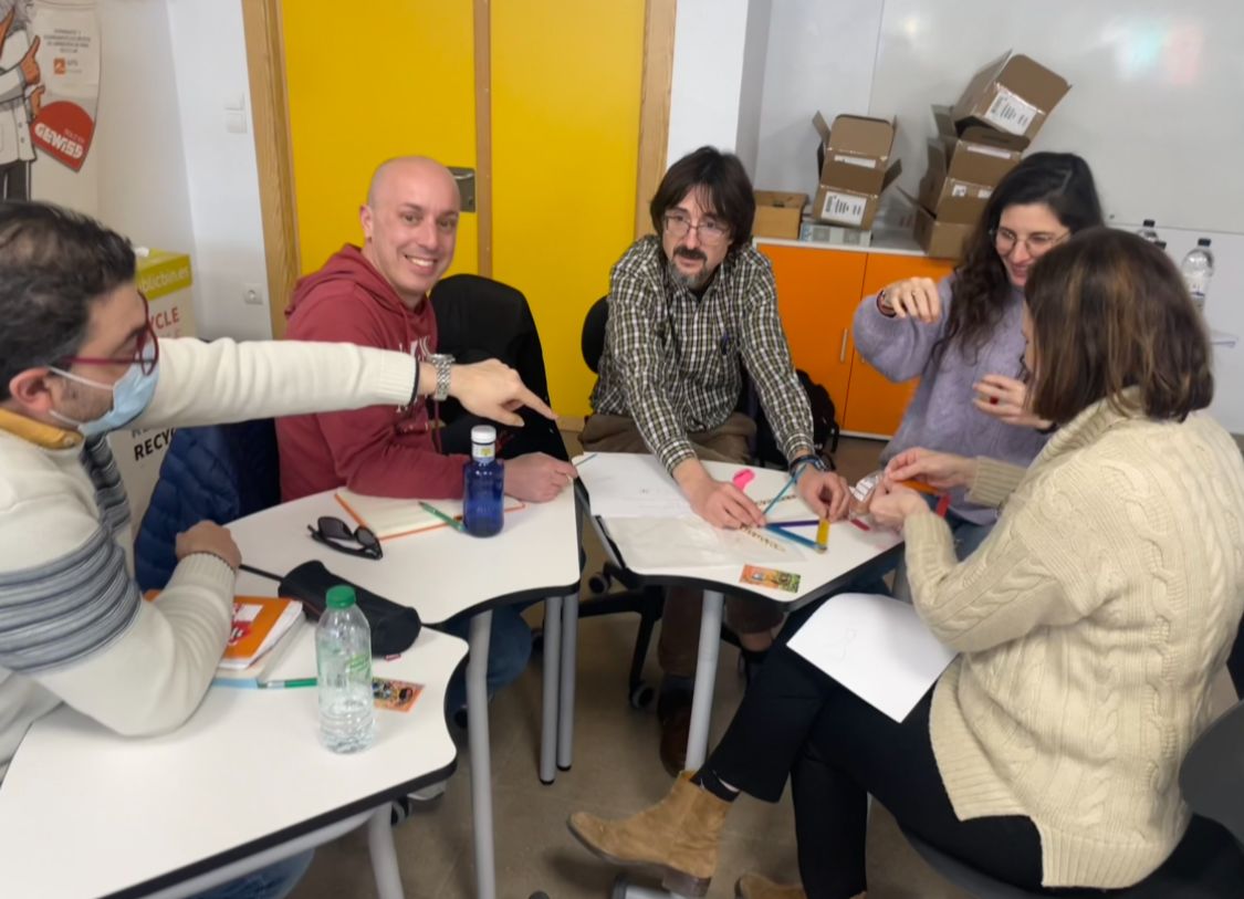👩‍🏫👨‍🏫La pasión y el compromiso de nuestro equipo docente son la clave para llevar la transformación educativa a nuestras aulas. 🎓 Éxito de la 1ª sesión de #ACbR , donde Javi, Nicolás, Álvaro y Bizén nos contaron sus experiencias en Retos. ¡Gracias chicos! 👏 🏫✨ #cexPirámide