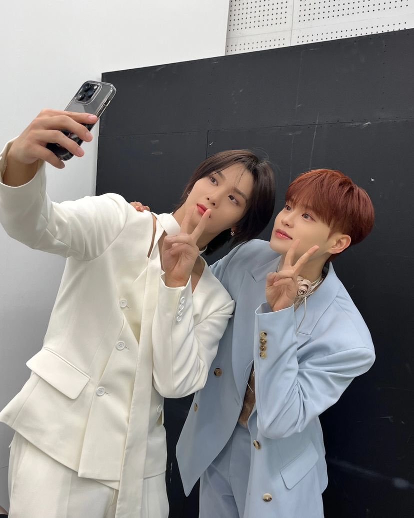 jinhwinoona's tweet photo. Daehwi insta update with Baejin #이대휘 #배진영

Jinyoungie hyung, let us do our best for this week too 💪🏻
#AB6IX #CIX 

Like &amp; comment HEAPS for cute Daehwi &amp; Baejin selca of 2024:
https://t.co/OWGMsiXTX4 https://t.co/cKbvwxIdRf