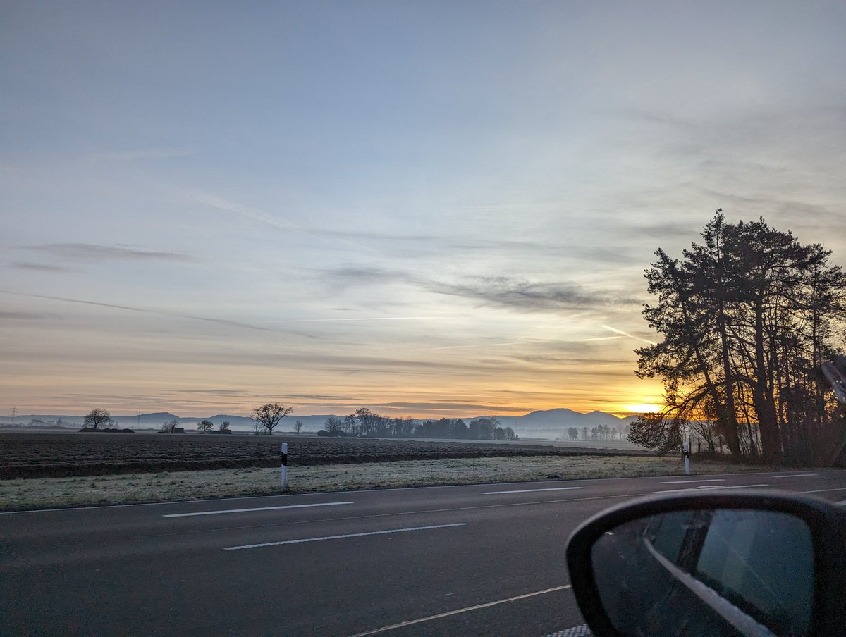 Moment eingefangen, hallöle zusammen.

Wie geht es Euch? Was haltet Ihr von Informationsfluss, Thema Arbeiten / Privates oder doch nur Streaming?

Würdet Ihr sagen beschreibe es extra? 
Oder solle man das miteinander verbinden?

#frage #work #business #privat #questiontime