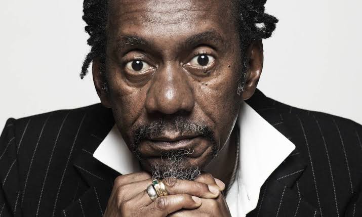 🎶 Lava roupa todo dia, que agonia
Na quebrada da soleira, que chovia, até
Até sonhar de madrugada, uma moça sem mancada
Uma mulher não deve vacilar

Eu entendo a juventude transviada
E o auxílio luxuoso de um pandeiro, oh
Até sonhar de madrugada, uma moça sem mancada
Uma mulher