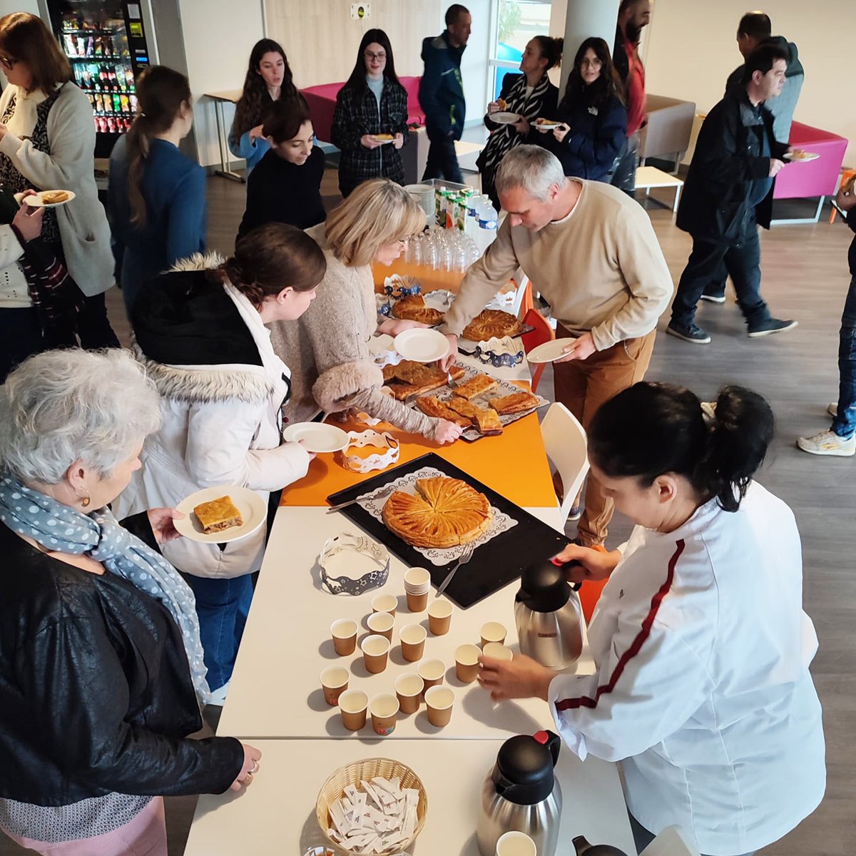 #actucreps
📷Lundi 29 janvier 2024
📷Réunion d'établissement animée par Marc Dubois Directeur du CREPS Centre Val de Loire suivi d'un moment convivial pour les agents de l'établissement.
#crepscentrevaldeloire #reunion #regioncentrevaldeloire #cohesiondequipe