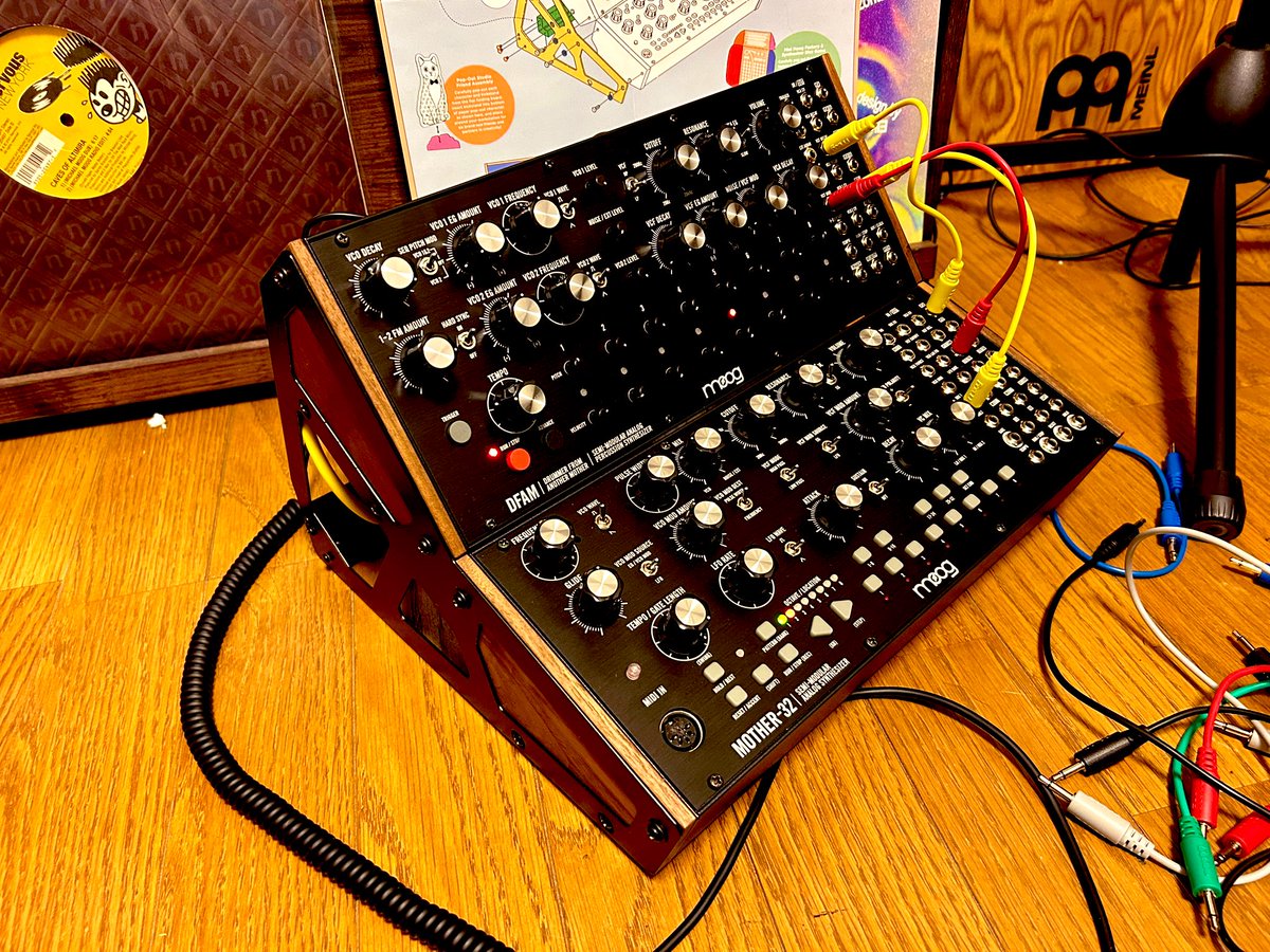 #酔った勢いで買ってしまった機材全世界選手権

Moog mother32 とdfam

ちょっと弄って、トリセツチラ見して、
今はレコードラックの中に塩漬状態…。