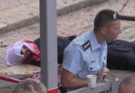 Seorang teroris Israel menembak gadis ini 10 kali dan kemudian membiarkannya mati kehabisan darah sambil menyeruput kopi seolah tidak terjadi apa-apa… TANPA KATA! 🤬
