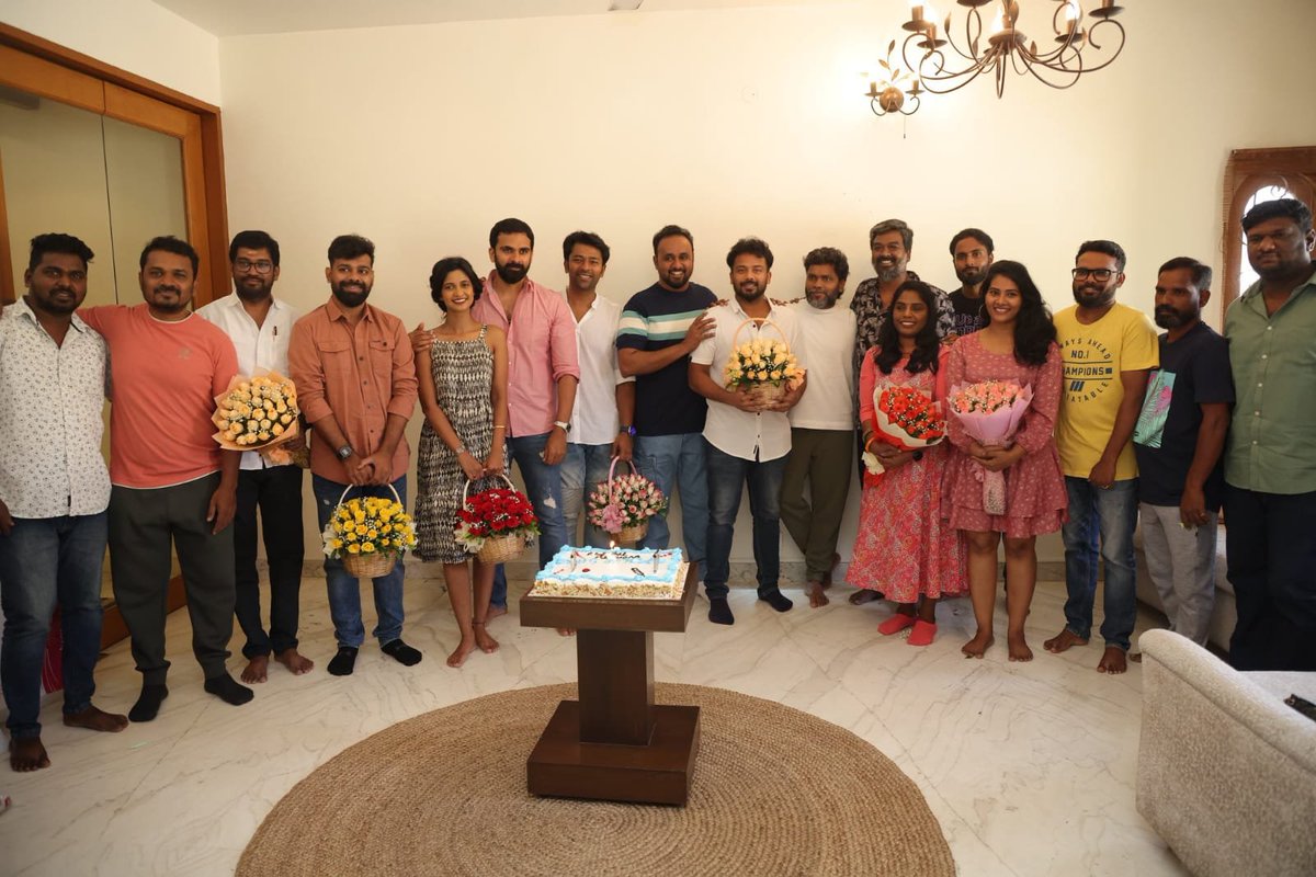 SooriyanFMlk's tweet photo. 'Blue Star' திரைப்படத்தின் வெற்றியை கொண்டாடிய படக்குழு!
#SooriyanFM #BlueStar #AshokSelvan #KeerthiPandian #CinimaUpdate https://t.co/TXpWi0gEaJ