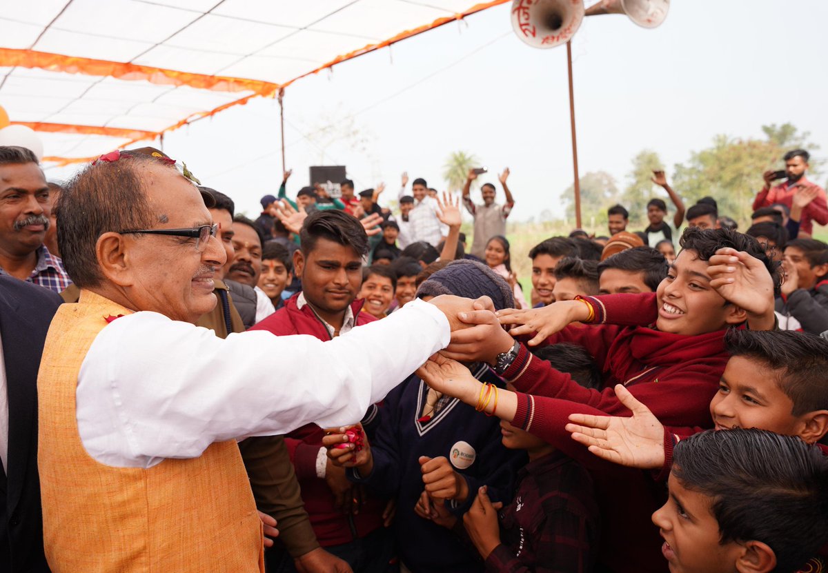 मुस्कुराहटें जिंदाबाद हैं... 

भांजे-भांजियों का यह प्रेम आबाद रहे।