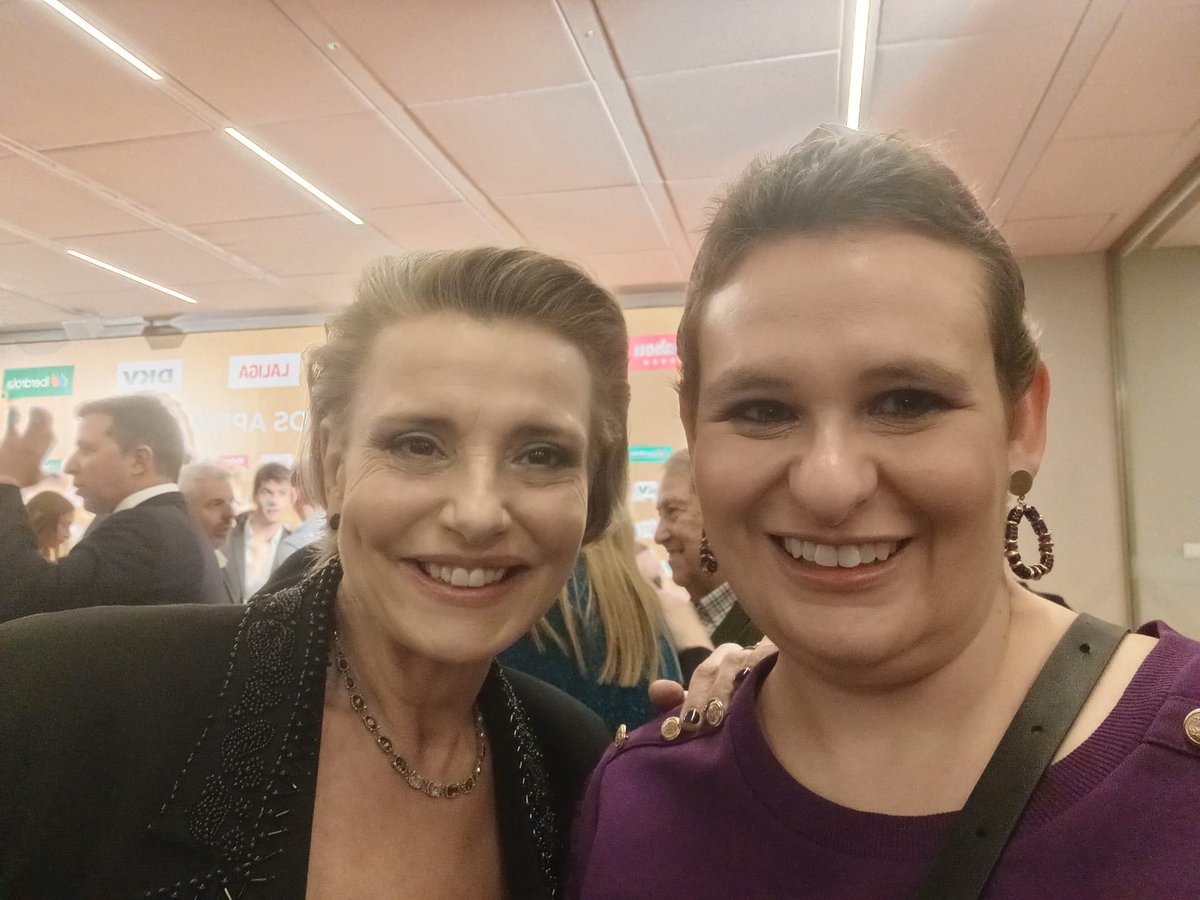 LydiaBermejoM's tweet photo. Muy grandes mis queridas amigas!! Un placer compartir gala con vosotras. #nuestragala #nuestrospremios @apdm @ravelodeporte @CORALBISTUER https://t.co/taXxD9srdD