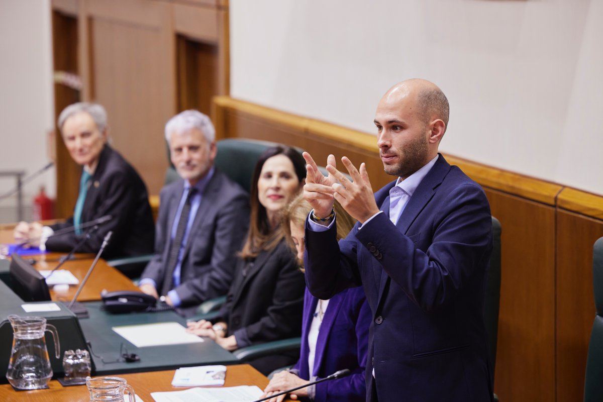 El presidente de @EuskalGorrak y <a href="/RED_EDEKA/">EDEKA</a>, <a href="/AitBedialauneta/">Aitor Bedialauneta Arrate</a>, se sintió orgulloso de tener voz en una institución como el <a href="/PVasco_EuskoL/">Eusko Legebiltzarra</a> y recordó en las jornadas sobre Ley 8/2021 la reciente modificación del art. 49 de la Constitución, producida gracias al movimiento asociativo