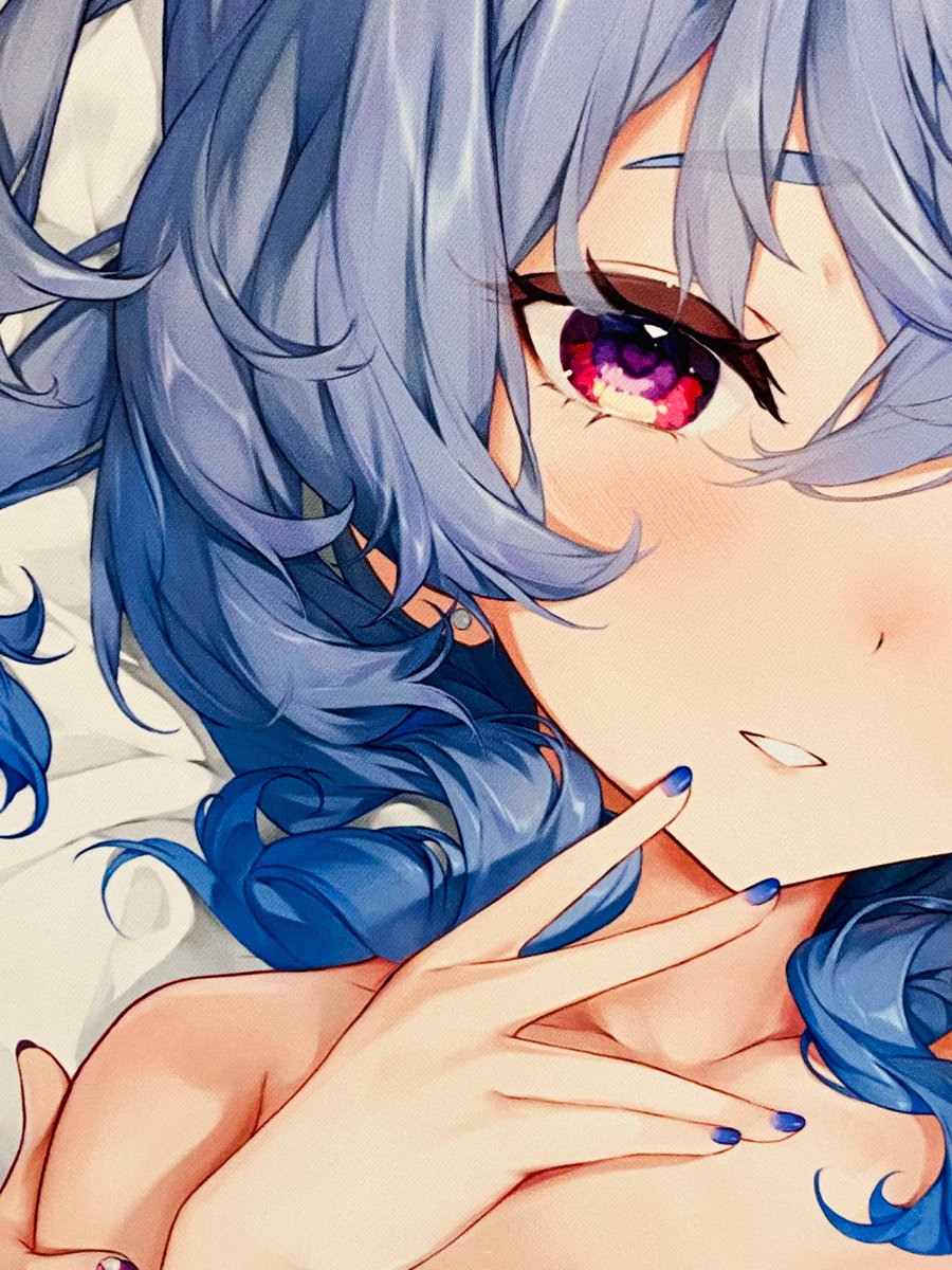 先日タペストリーの見本が届いた、等身大の迫力やっぱり凄いしですね…
細部まできれいに印刷が本当にありがたい🙏🏻
眺めるとこれも抱き枕と違い気分ですね。これからも両方作りたいと思います...! 