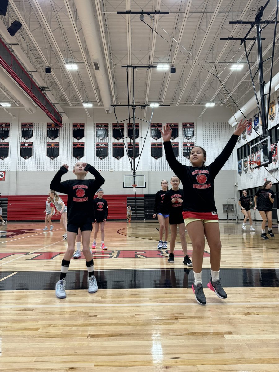 hhgbball's tweet photo. Fun practice with the HHoops crew! https://t.co/ygeAIdZ4KQ