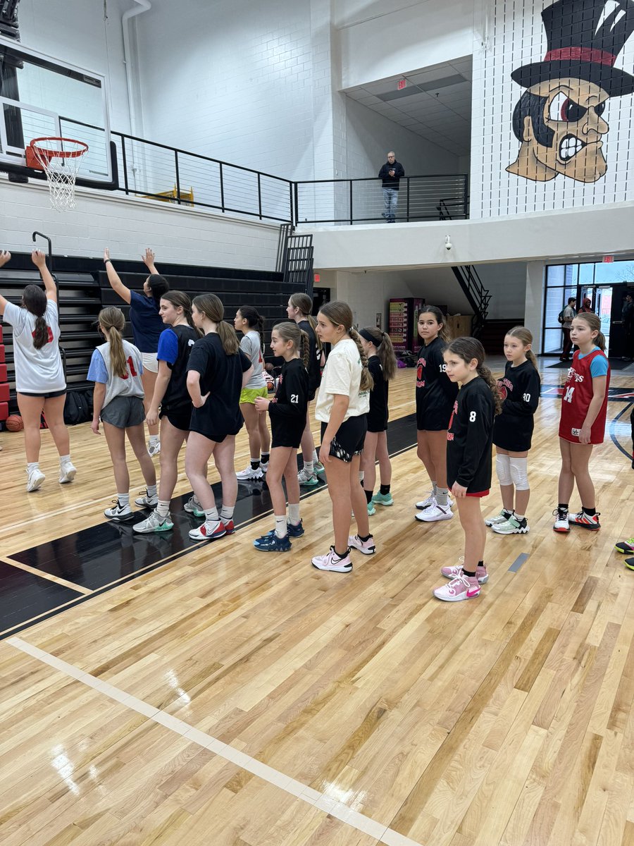 hhgbball's tweet photo. Fun practice with the HHoops crew! https://t.co/ygeAIdZ4KQ
