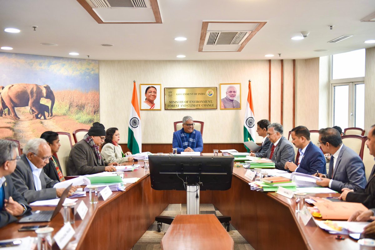 airnewsalerts's tweet photo. Union Minister @byadavbjp releases the first-ever Snow Leopard Population Assessment in India (SPAI) during the meeting of National Board for Wildlife in Delhi. SPAI is a first of its kind scientific exercise on the status of #SnowLeopards in India. 

Report states that 718 Snow Leopards are present in India with Ladakh having the most at 477, followed by Uttarakhand, Himachal, Arunachal Pradesh, Sikkim, J&K. It further mentioned that Snow leopard occupancy was recorded in over 93,000 square kms of area with an estimated presence in over 1 lakh square kms.