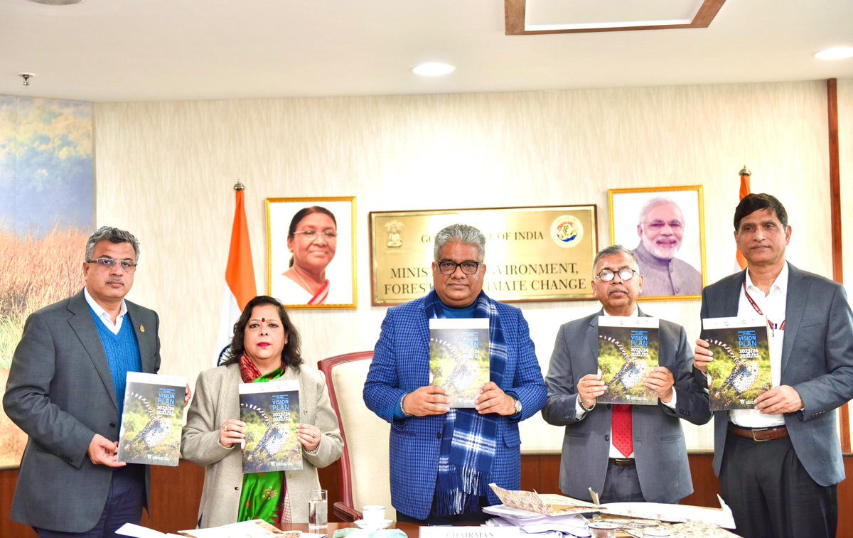 airnewsalerts's tweet photo. Union Minister @byadavbjp releases the first-ever Snow Leopard Population Assessment in India (SPAI) during the meeting of National Board for Wildlife in Delhi. SPAI is a first of its kind scientific exercise on the status of #SnowLeopards in India. 

Report states that 718 Snow Leopards are present in India with Ladakh having the most at 477, followed by Uttarakhand, Himachal, Arunachal Pradesh, Sikkim, J&K. It further mentioned that Snow leopard occupancy was recorded in over 93,000 square kms of area with an estimated presence in over 1 lakh square kms.