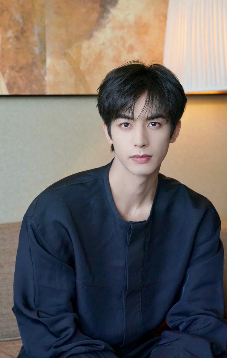 🍉#SongWeilong microblog authentication to delete the company name 'Huanyu', which is probably the meaning of the termination of the contract, congratulations out of the sea of suffering, leave #YuZheng 👏👏👏
Next I look forward to the news of #BaiLu and #XuKai 's departure