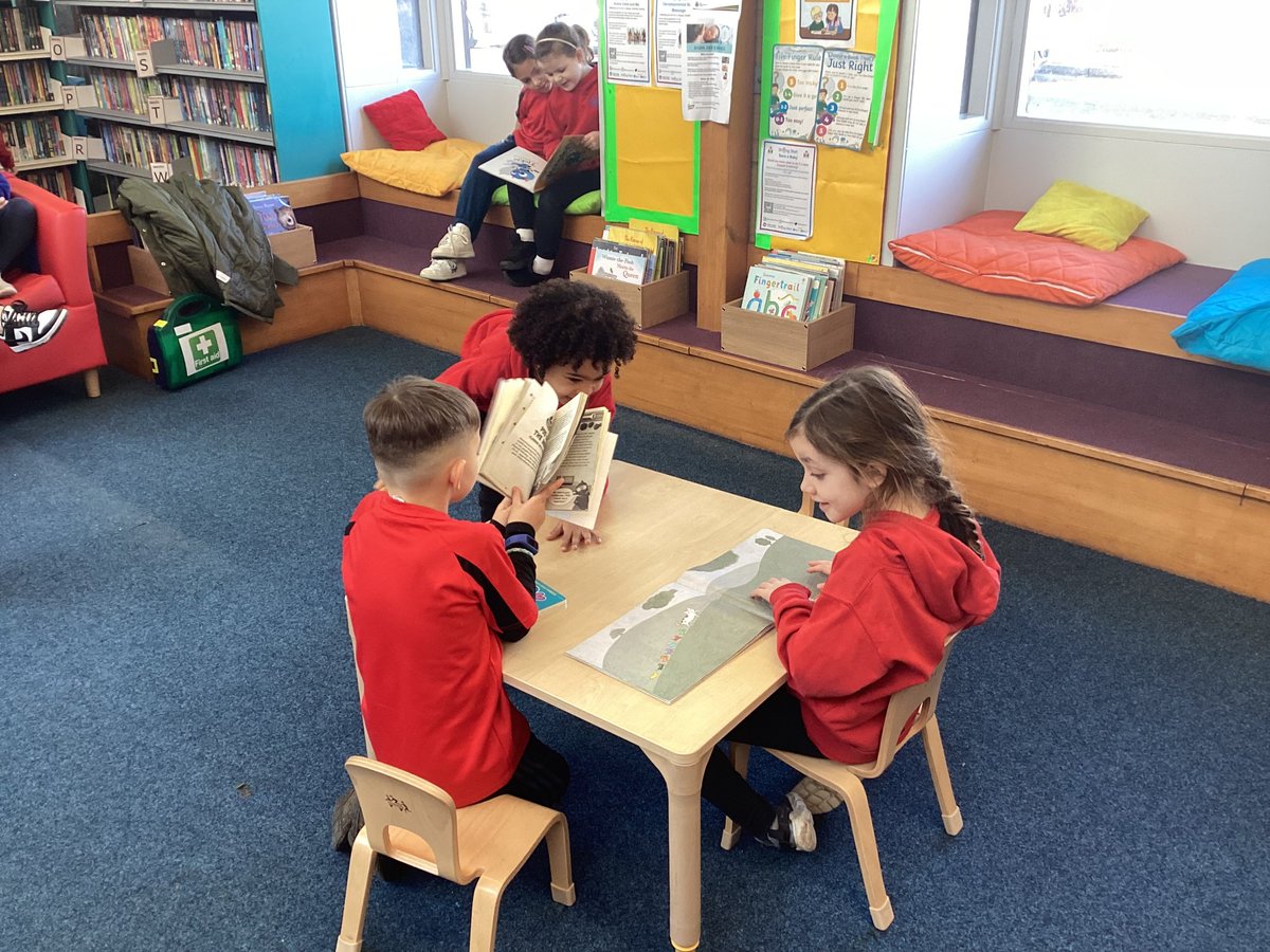 HoppingHill's tweet image. Another walk to our fantastic local library, Duston Library Thank you for having us! #locallibrary #booksbooksbooks #library 📷📷📷📷