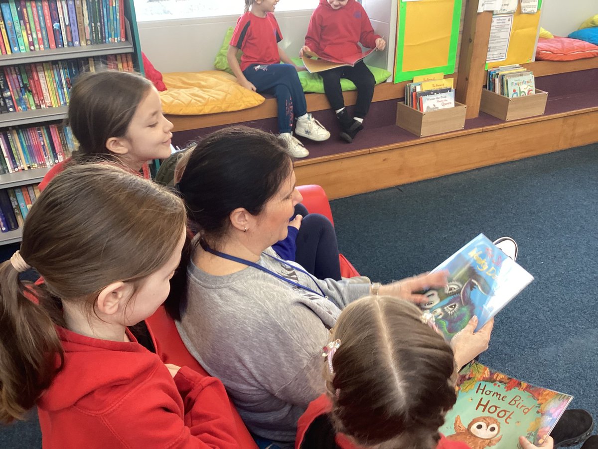 HoppingHill's tweet image. Another walk to our fantastic local library, Duston Library Thank you for having us! #locallibrary #booksbooksbooks #library 📷📷📷📷