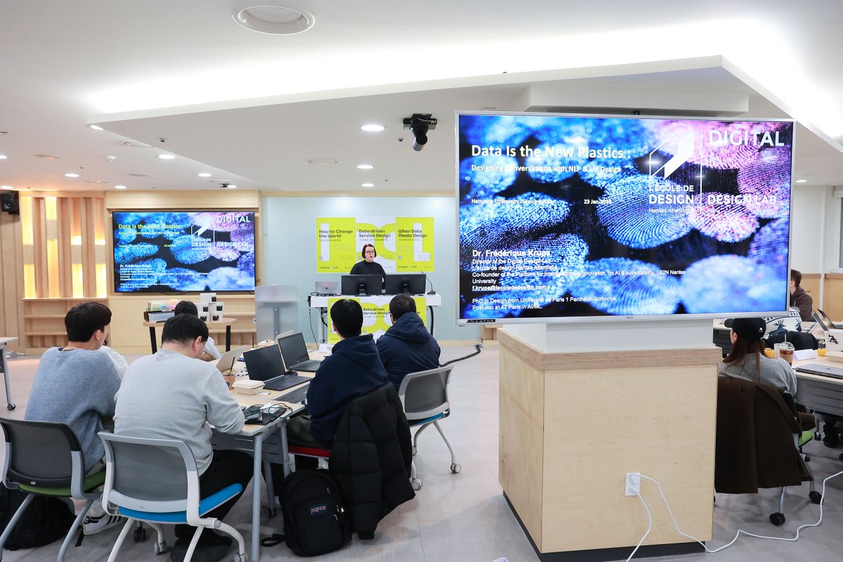 #International- <a href="/frede_sib/">Frédérique Krupa</a>, directrice du Digital Design Lab était en Corée du Sud cette semaine pour animer un atelier sur l'#IA et le traitement automatique du langage naturel, donner une conférence lors du #HCIKorea et échanger avec les professeurs de l'Université de #Hanyang.