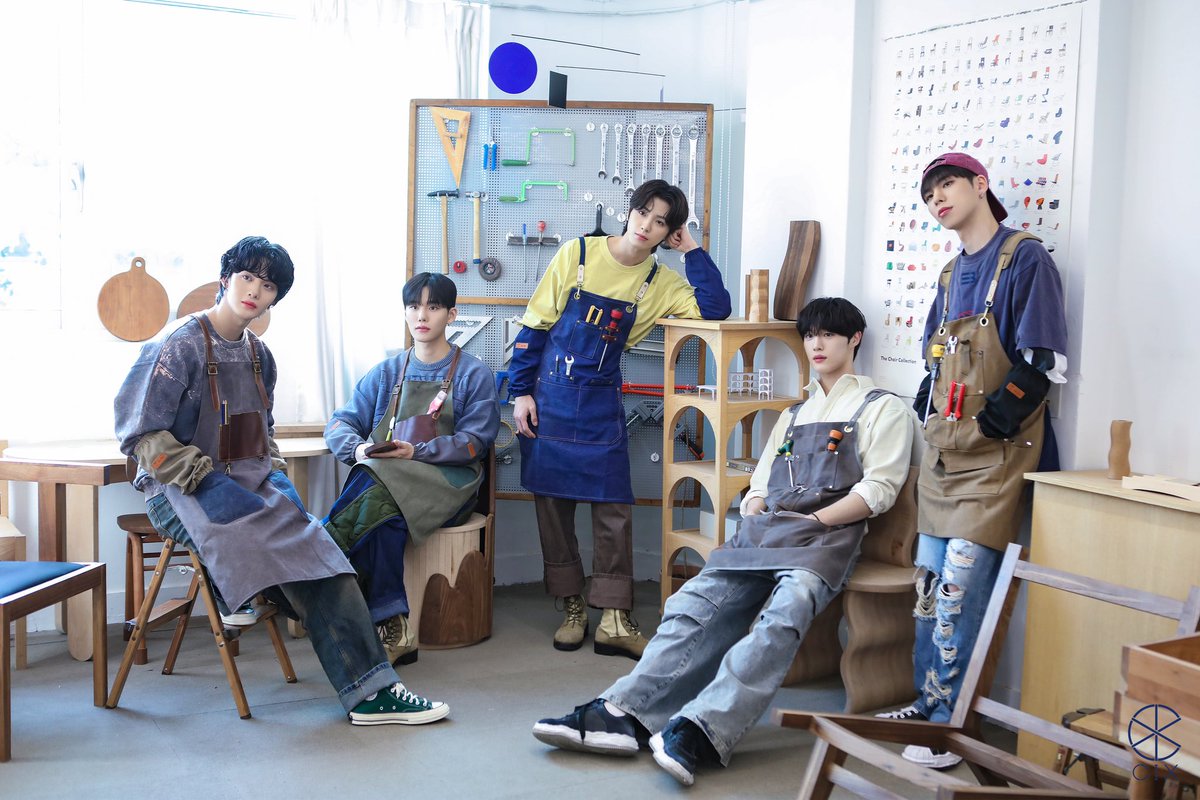 CIX_Official's tweet photo. [BEHIND]
2024 SEASON'S GREETINGS BEHIND ☆ﾟ.*･

Naver Post 
▶ https://t.co/oBE0rtLZZt

#CIX #씨아이엑스 #BX #승훈 #배진영 #용희 #현석 #SeasonsGreetings #시즌그리팅 https://t.co/Qw5pN464H6