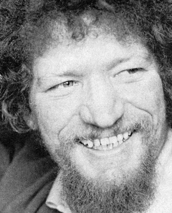 Today on the 40th anniversary of his death, we remember Luke Kelly, legendary singer, musician and founding member of The Dubliners, who died #OnThisDay in 1984. #LukeKelly #TheDubliners #GlasnevinCemetery #IrishHistory #OnThisDay