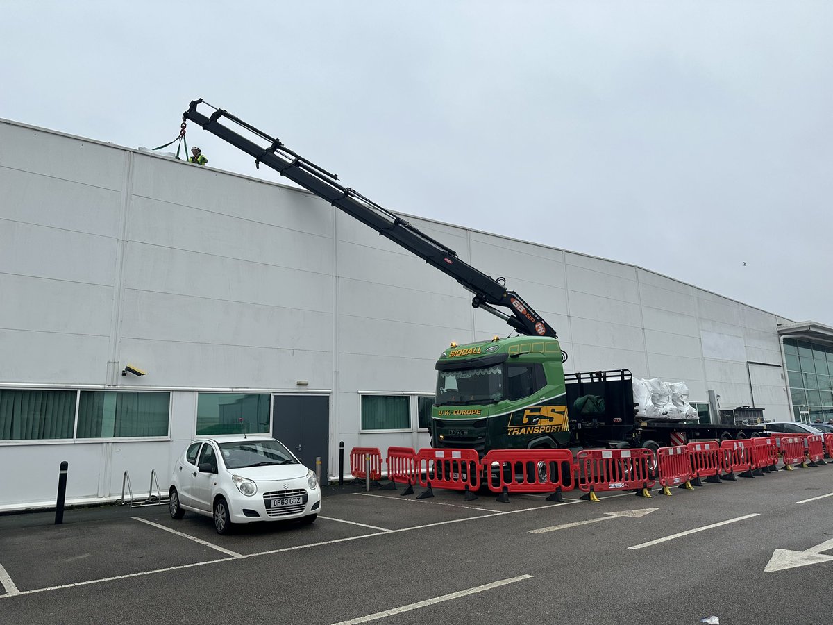 bigvanboy1's tweet photo. Lifting Saftey Railing up onto a rooftop today, There really isn’t much this @DAFTrucksUK XG 530 can’t do! @PMcranes #pm65 #heavyhaulage #lorryloader #cranehire @DAF_trucks_fans https://t.co/uEj3fizO03