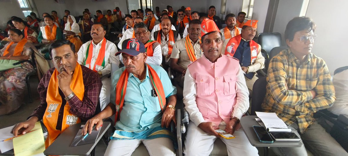 GopalShah24's tweet photo. 👉'ગાંવ ચલો અભિયાન' દાહોદ જિ.નો અભ્યાસવર્ગ દાહોદ કમલમ કાર્યાલય ખાતે જિ.અધ્યક્ષ શંકરભાઈ આમલીયાર,‌ સાંસદશ્રી જશવંતસિંહ ભાભોર, ધારાસભ્યશ્રી કનૈયાલાલ કિશોરી મહામંત્રીશ્રીઓ અને પદાધિકારીઓની ઉપસ્થિતિમાં યોજાયો...
@CRPaatil 
@ratnakar273 https://t.co/pqm7n3kXE8