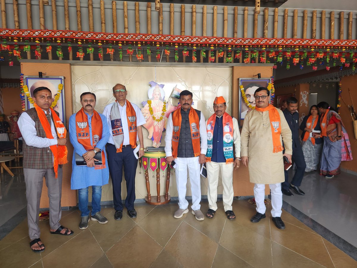 GopalShah24's tweet photo. 👉'ગાંવ ચલો અભિયાન' દાહોદ જિ.નો અભ્યાસવર્ગ દાહોદ કમલમ કાર્યાલય ખાતે જિ.અધ્યક્ષ શંકરભાઈ આમલીયાર,‌ સાંસદશ્રી જશવંતસિંહ ભાભોર, ધારાસભ્યશ્રી કનૈયાલાલ કિશોરી મહામંત્રીશ્રીઓ અને પદાધિકારીઓની ઉપસ્થિતિમાં યોજાયો...
@CRPaatil 
@ratnakar273 https://t.co/pqm7n3kXE8