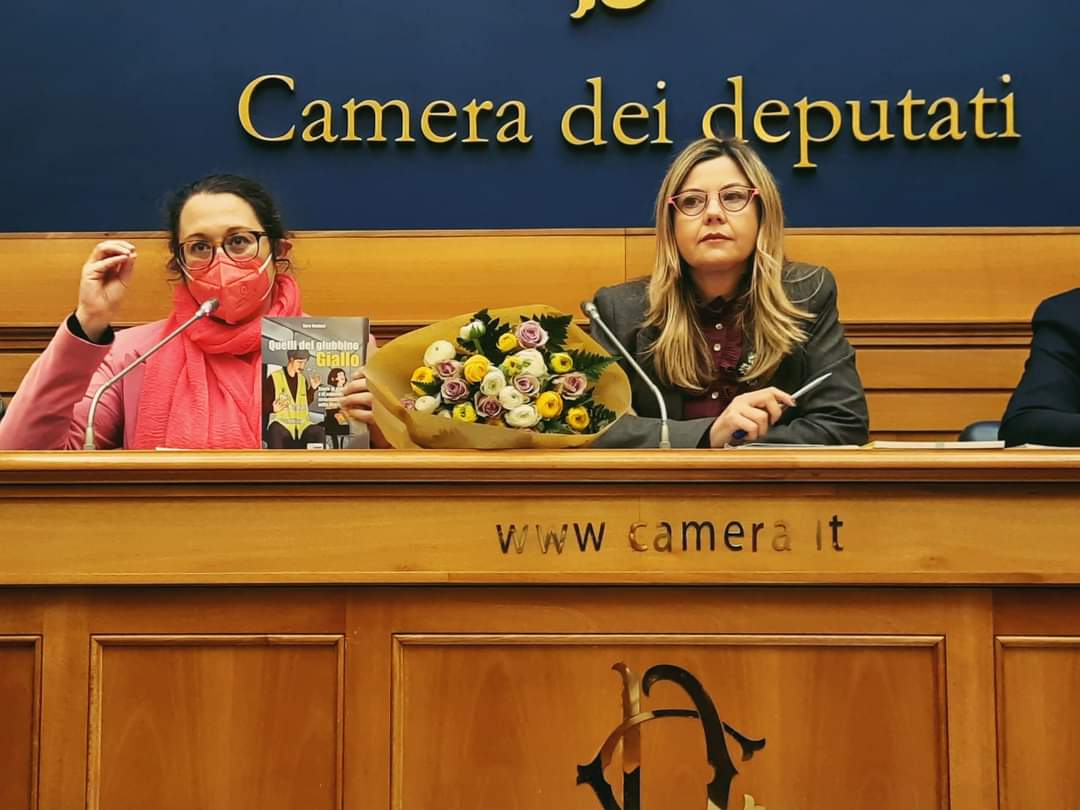 AuserNazionale's tweet photo. Alla sala stampa della Camera dei Deputati si parla del volontariato di #Auser grazie al libro "Quelli del giubbino giallo" scritto da Sara Bordoni. 😊 https://t.co/LTu2O6tMcJ