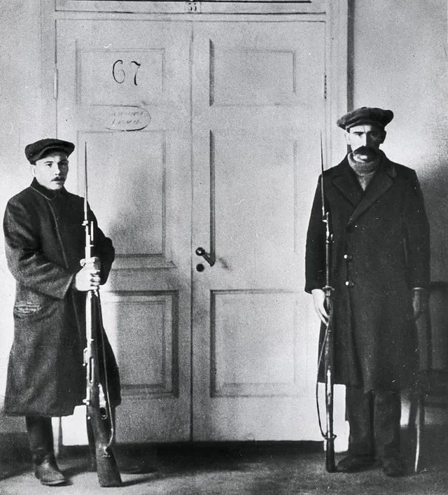 HistoricalFlow's tweet photo. Security present at Lenin's office in Petrograd, 1917. https://t.co/O2iy7TOHCu