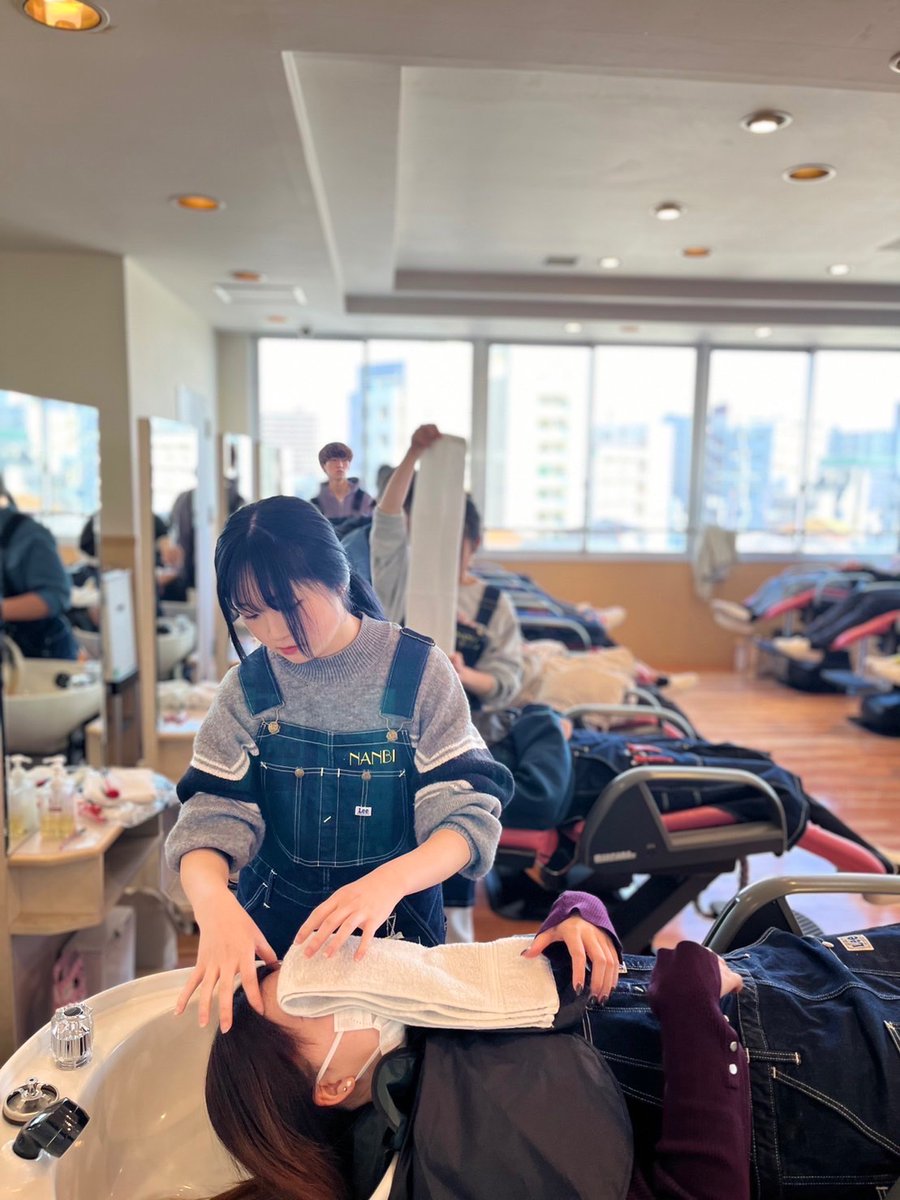 NANBI_fbc's tweet photo. NANBI🌟
シャンプー実技授業🧴🚿

進級試験に向けて頑張っています💥🌈 https://t.co/6iuLTvyN6J